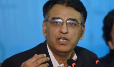 نئی کورونا لہر میں سخت پابندیاں لگاسکتے ہیں، اسد عمر نے خبردار کردیا