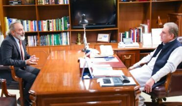 کینیڈا کیلئے پاکستان کے نامزد ہائی کمشنر امیر خرم راٹھور کی وزارتِ خارجہ میں وزیر خارجہ مخدوم شاہ محمود قریشی سے ملاقات