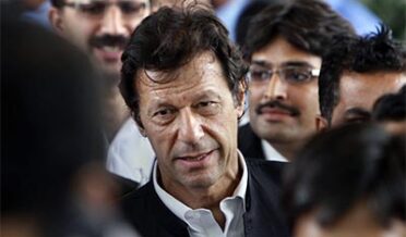 عمران خان نے معافی مانگ کر خود کو فردِ جرم سے بچالیا